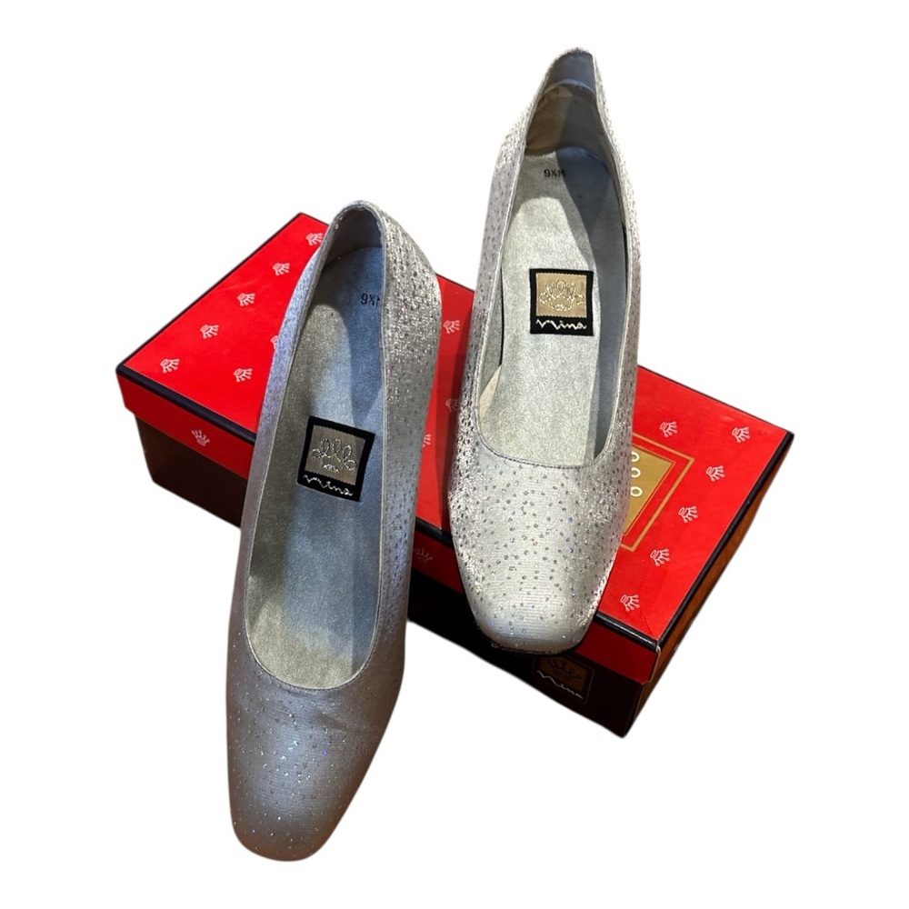 80s NINA SPARKLING SILVER FABRIC W TINY IRIDESCENT GEMS 2.5" BLOCK HEEL SZ 9.5